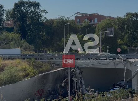 Aksident i rëndë në Sauk, kamioni bie nga mbikalimi në autostradë