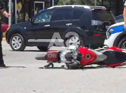 Tjetër aksident në Vlorë, makina përplaset me motorin, një person përfundon në spital