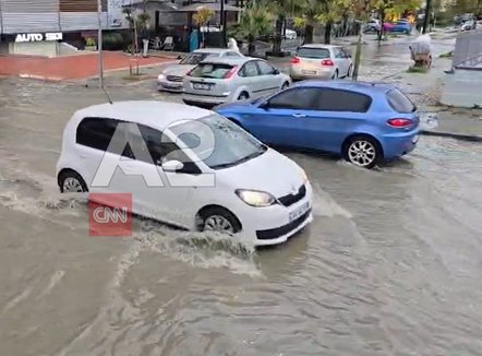 Mëngjesi e gjen Durrësin të mbushur me ujë, probleme në kryqëzimet kryesore