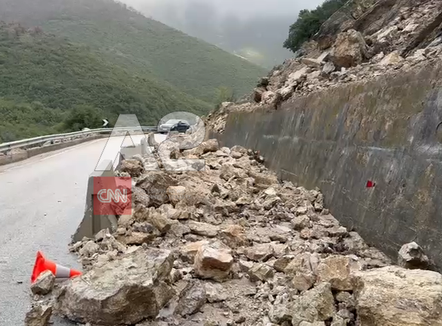 Rënie gurësh te Qafa e Vishës, vështirësohet qarkullimi i automjeteve
