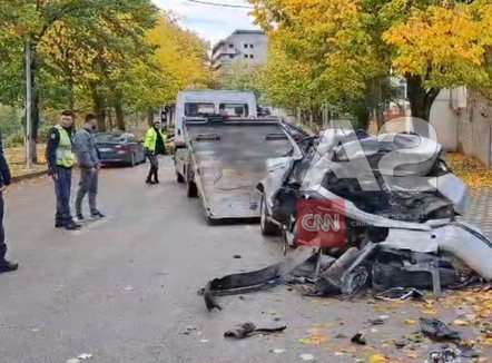 Makina e shkatërruar plotësisht anës rrugës, aksident pranë ish-Turizmit në Kukës