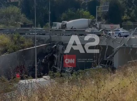 Si betonierja çau gardhin metalik te mbikalimi i TEG dhe zuri poshtë makinën