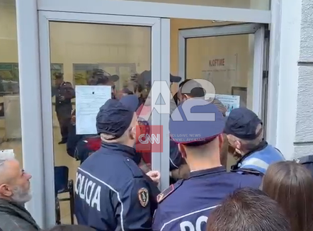 Mes përplasjeve dhe tensioneve, Gjykata e Tiranës liron nga qelia 19 protestuesit e arrestuar