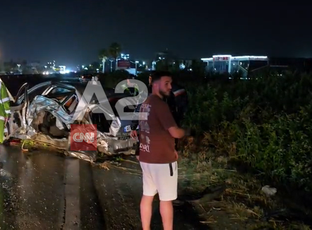 Aksident i rëndë në autostradën Tiranë-Durrës, dy të plagosur dërgohen me urgjencë në spital