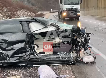 Aksident i rëndë në Rrugën e Arbrit, tre të plagosur pas përplasjes së makinës me kamionin
