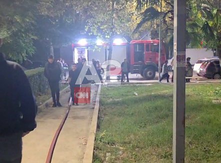 Zjarr në një kabinë elektrike pranë një pallati 5-katësh në Fier