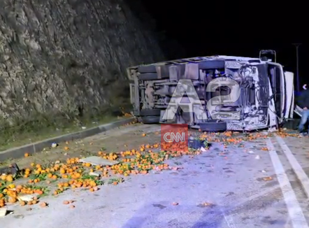 Kamioni del nga rruga, plagoset drejtuesi i mjetit