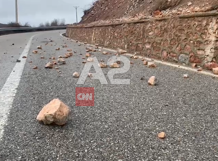 Rënie gurësh në aksin Kukës-Bushtricë, vështirësohet lëvizja e automjeteve 