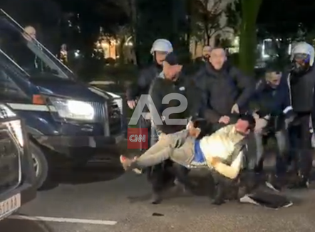 Momenti kur policia shoqëron në komisariat një protestues duke e tërhequr zvarrë 