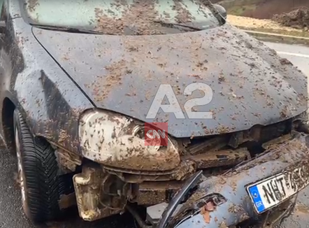 Shembet dheu në hyrje të tunelit, makina shpëton për mrekulli