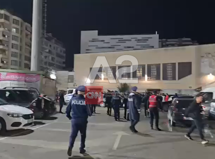 Ndeshja Flamurtari-Elbasani, shpërthen kaosi dhe dhuna në Vlorë! Policia ‘blindon’ zonën