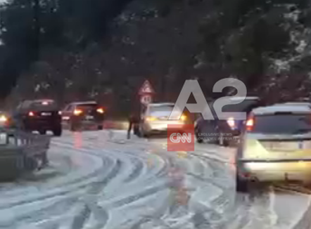 Borë e dendur në Llogara, bllokohet qarkullimi i automjeteve