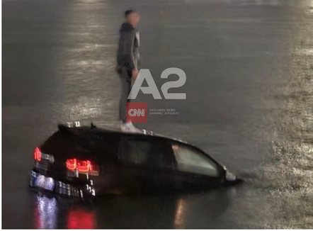 Makina bie në det në portin e Barit teksa ngjitej në traget, shqiptari shpëtohet nga roja bregdetare