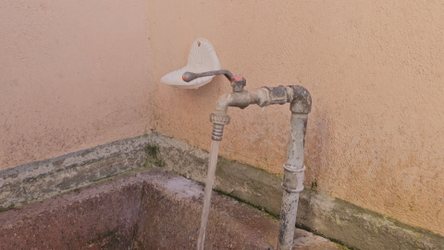 Vjen në çezma me erë të rëndë, banorët frikë se mos helmohen nga uji i pijshëm