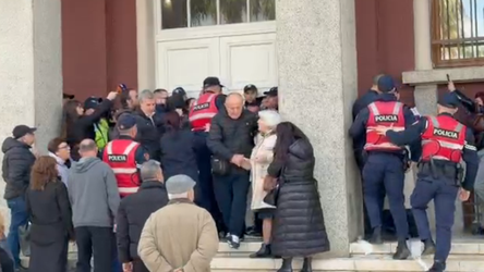 Protestën e shuan policia, përplasje me banorët në dyert e Këshillit Bashkiak në Durrës