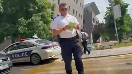 Djali i heroit të Kosovës gjobitet nga policia pse vendosi stemën e UÇK-së në targa