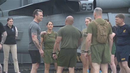 Hegseth stërvitet me ushtarët, vrap dhe “pompa” me trupat amerikane në Singapor