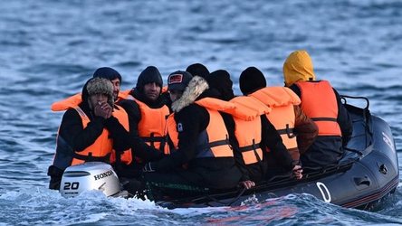 Britania ashpërson kontrollet e azilit, inteligjenca artificiale do të vlerësojë moshën e emigrantëve