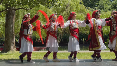  FolkKid bashkon trojet, fëmijët sjellin në skenë vallen dhe traditën shqiptare