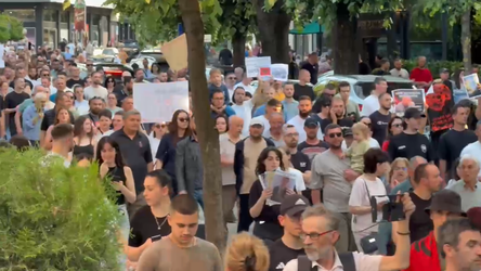 Edhe në Korçë protestë kundër projektit në Zvërnec, qytetarët mbushin Bulevardin