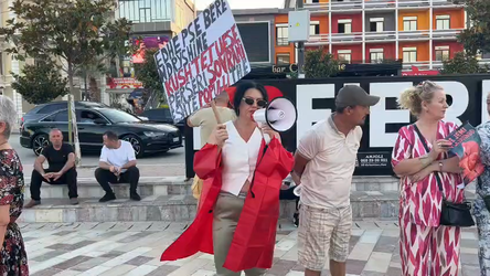 “Çohu nga kafja”, protestë edhe në sheshin qendror të Fierit