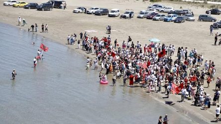 Rama ironizon protestuesit në Zvërnec: Mos ua prishni flamingove plazhin me makina dhe kanoçe birre
