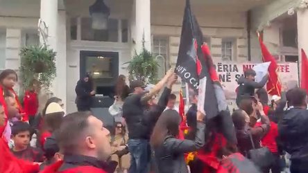 Kundër projektit në Zvërnec, shqiptarët në Britaninë e Madhe në ditën e dytë të protestës 
