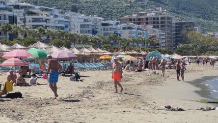 Sezoni veror në Vlorë, fluks pushuesish vendas dhe të huajsh