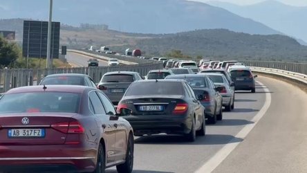 Aksident në aksin Levan–Vlorë, përplaset një Fiat dhe rëndohet trafiku në autostradë