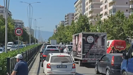  Parkimet në Vlorë, makinat në trotuare, njerëzit ecin në rrugë