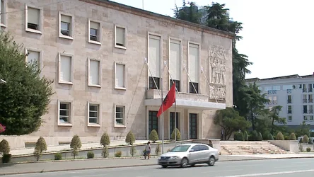 Qeveria ndryshon buxhetin, 20.1 miliardë lekë më shumë për pensione, mbrojtje, rritje pagash e investime
