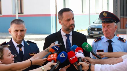 Lamallari: Dhunuesit e policisë nuk janë protestues, por vandalë