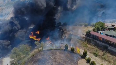 Përkeqësohet situata nga zjarri në Fier, flakët avancojnë drejt një lokali, pritet ndërhyrje nga ajri