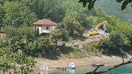 Shembja e vilave në zonën e Ujmanit, dyshohet se i përkasin kryetarit të Mitrovicës së Veriut dhe vëllait