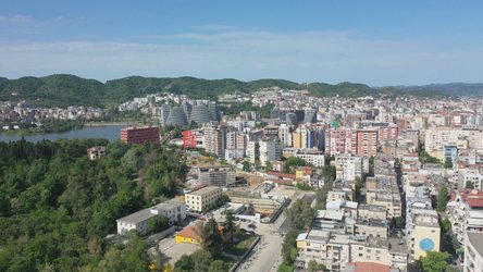 Ana tjetër e turizmit, qira ditore për të huajt, çmime të papërballueshme për shqiptarët
