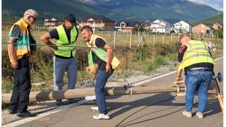Stuhi me erëra të forta në Kukës, rrëzohen shtyllat elektrike, pa energji disa zona