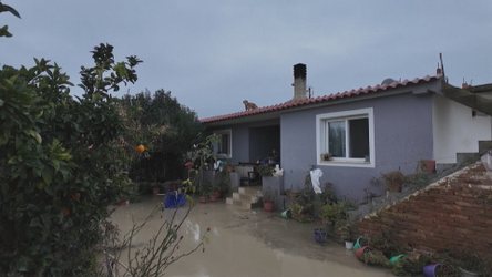 Reshjet e dendura, përmbyten rrugët në Has, dëmtohet një banesë