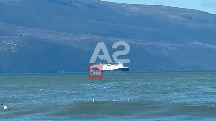 Erë e fortë në bregdetin e Vlorës, trageti qëndron në det të hapur, shtyhet ankorimi në port