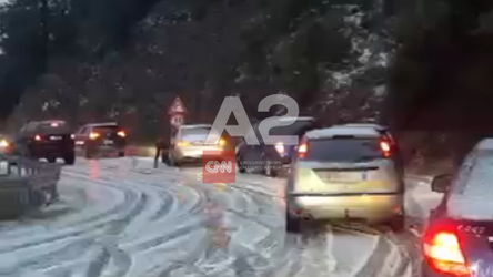 Borë e dendur në Llogara, bllokohet qarkullimi i automjeteve