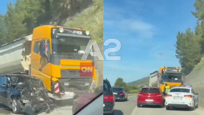 Aksident në Peqin, makina përplaset me kamionin, gruaja dhe fëmija dërgohen në spital