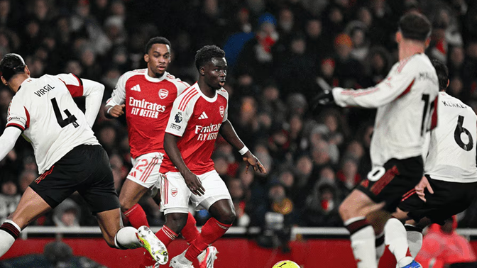 Premier League/ Arsenal dhe Liverpol ''në paqe'', “Topçinjtë” mbeten në krye