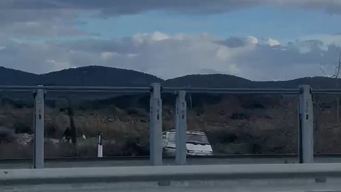 Digjnin goma pranë autostradës në Vlorë për të marrë telat, arrestohen disa persona