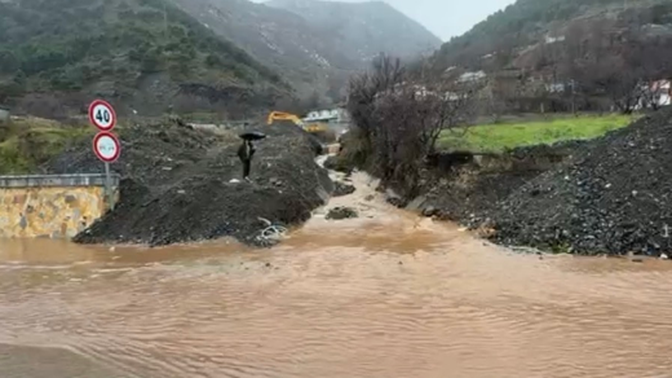 Situatë problematike nga reshjet dhe prurjet në Qarkun e Korçës, evakuime familjesh dhe vështirësi në qarkullim