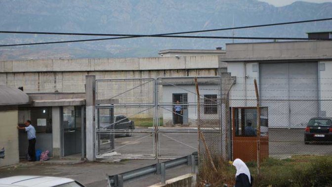 Kishte takim me të dënuarin, shtetasit i zbulohet lëndë narkotike e fshehur në pjesët intime  