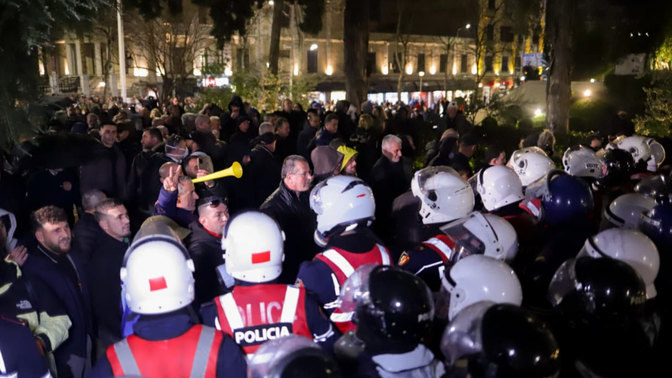 7 efektivë policie të lënduar gjatë protestës së opozitës, 5 në Spitalin e Traumës