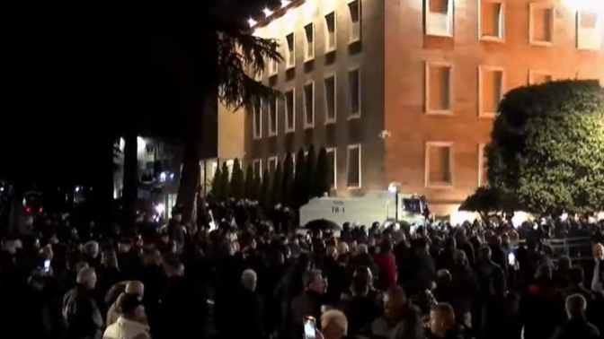 Policia shoqëron 13 protestues pas përplasjeve të dhunshme