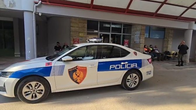 Plagosje me thikë në Korçë, 23-vjeçari përfundon në spital, nuk tregon kush e goditi