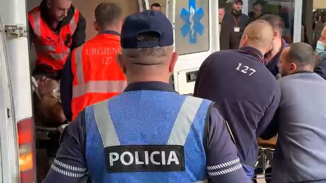 Mbërrin në Tiranë edhe autori i ngjarjes së rëndë në Maliq. Masa të shtuara për të shmangur përplasjet mes familjarëve
