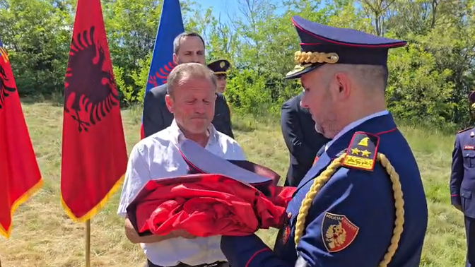  I jepet lamtumira e fundit policit dëshmor, familjes i dorëzohet kapela dhe certifikata  