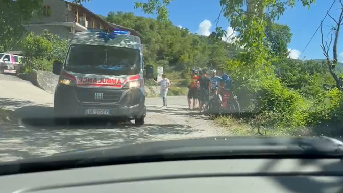 Turisti gjerman aksidentohet rëndë në Përmet, ambulanca vonohet 2 orë